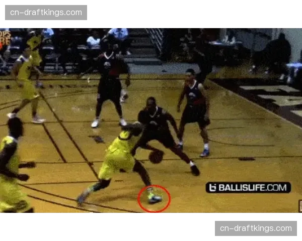 篮球文化:纽约街头球场举办“战术之夜”,业余球队演练复杂战术配合 篮球文化:纽约街头球场举办“战术之夜”,业余球队演练复杂战术配合