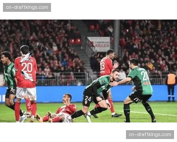 里昂2-2战平朗斯，争议点球判罚成为赛后焦点